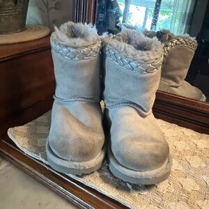 UGG Classic Short II Braided Boots with Bows and‎ Fur Lined Grey Girl's Size 9